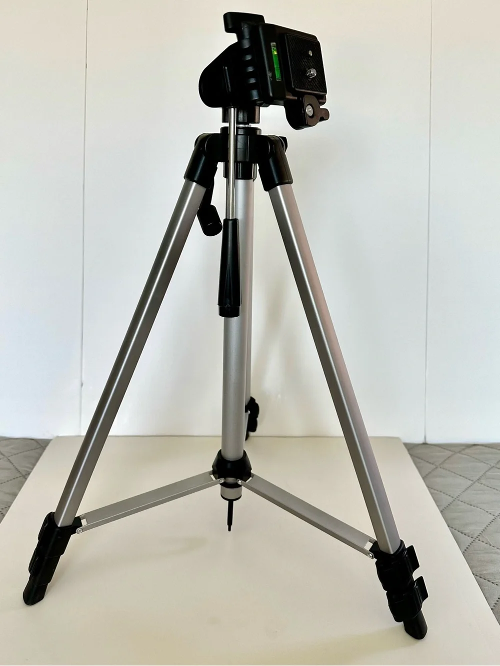 Dynex DX-NW080 Tripod w/case